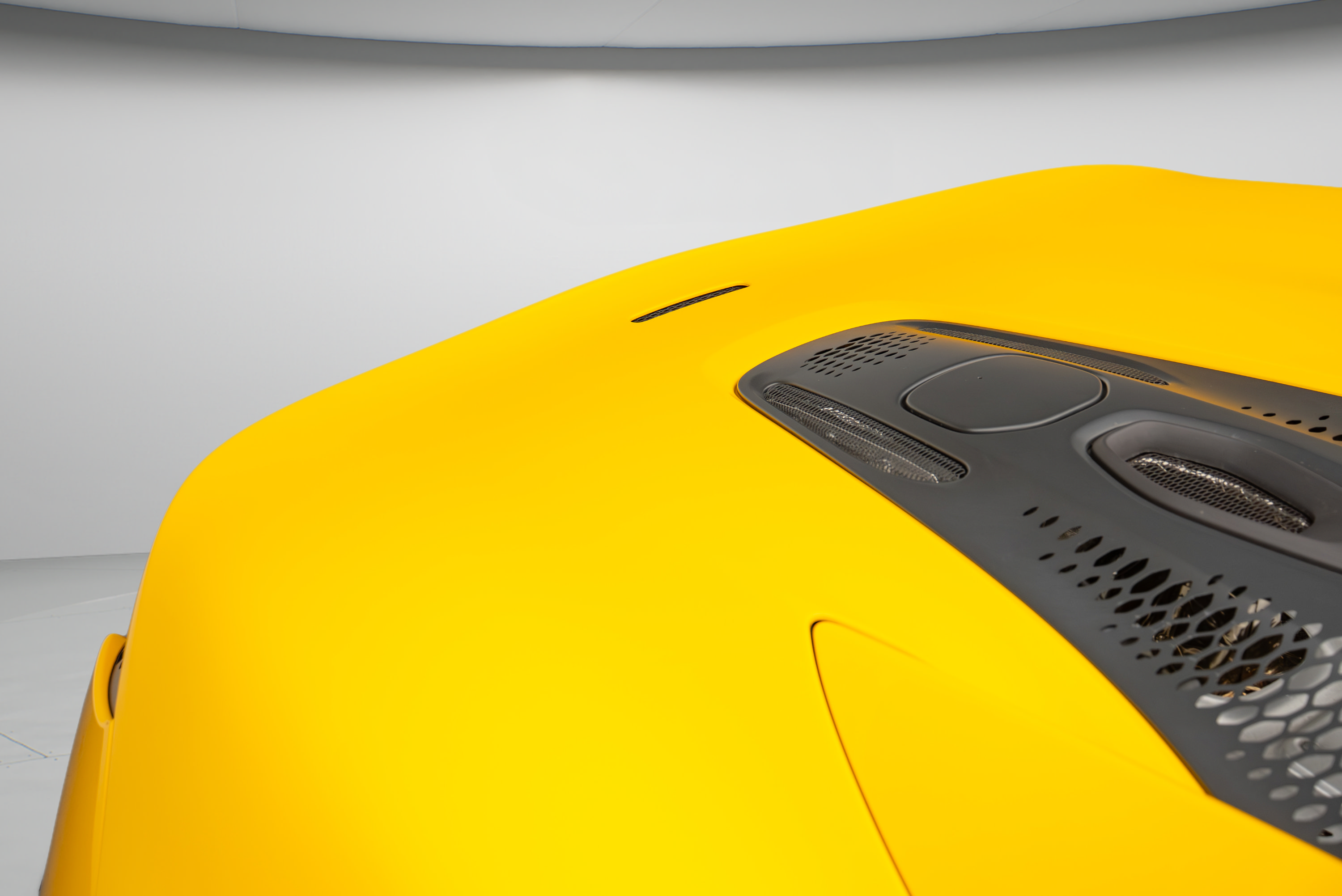 Used 2024 McLaren Artura RWD image 41