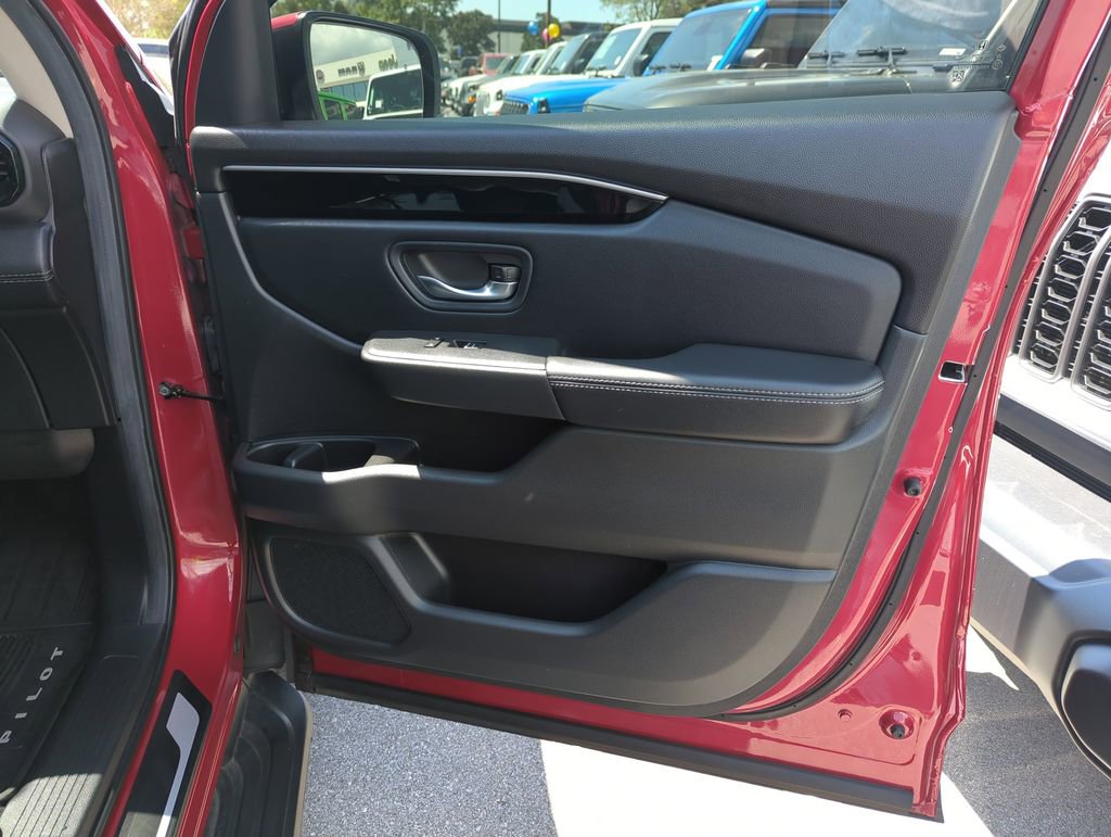 Used 2025 Honda Pilot Touring image 37