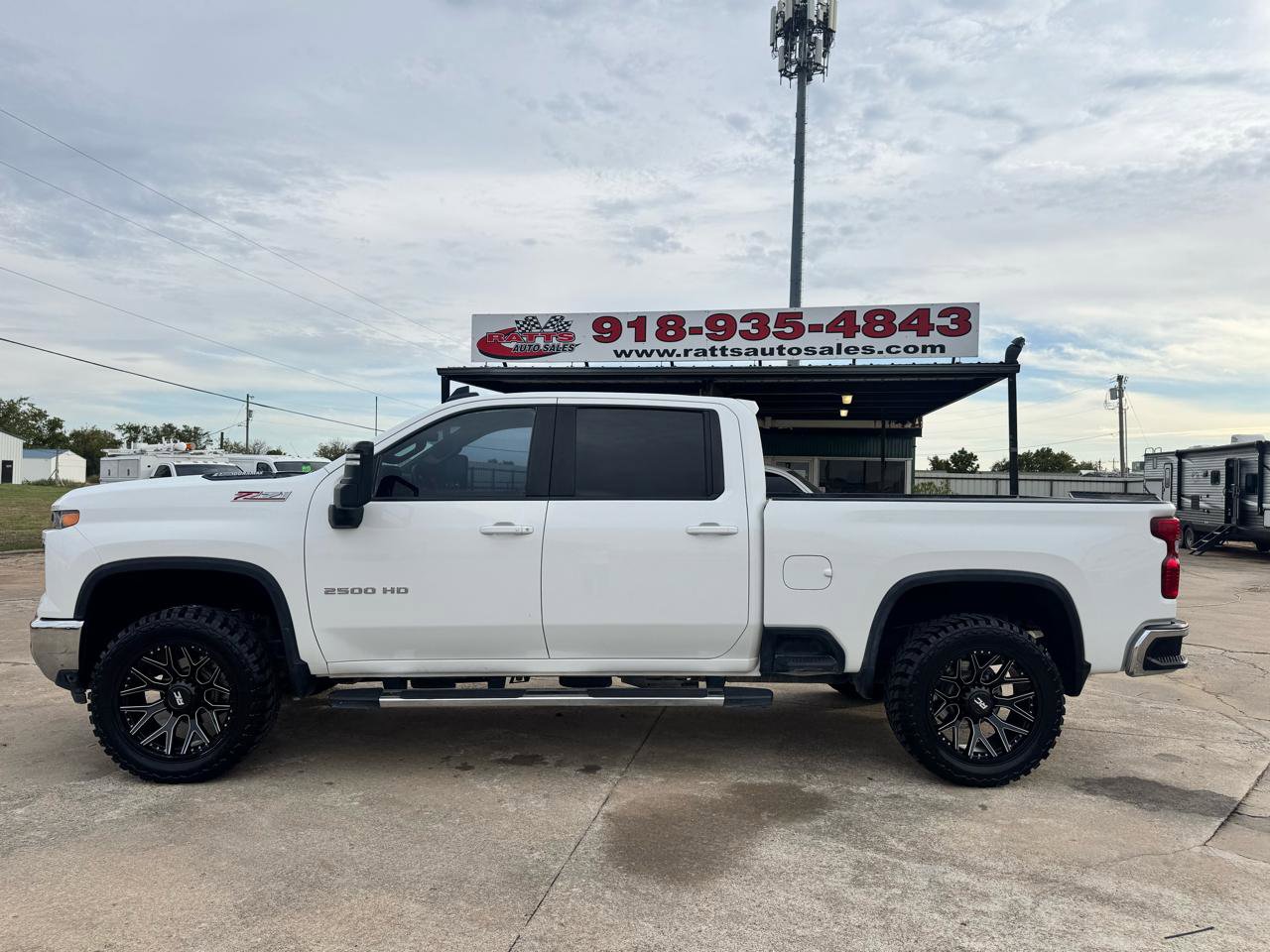 Used 2024 Chevrolet Silverado 2500 LT image 1