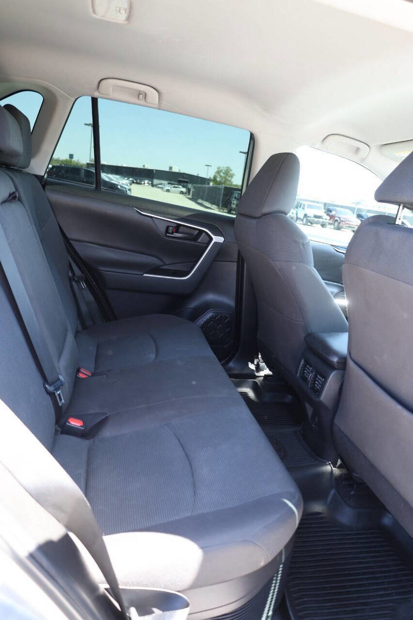 Used 2021 Toyota RAV4 LE AWD/4WD image 15