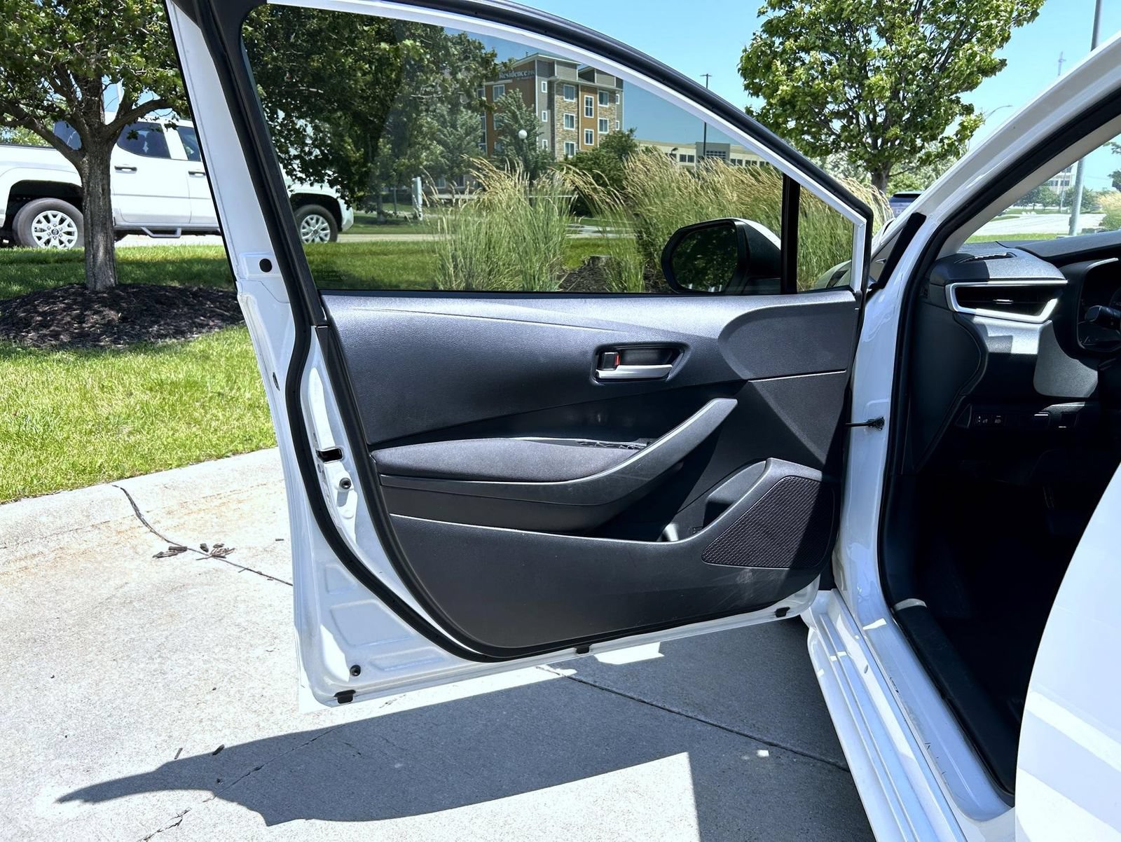 Used 2020 Toyota Corolla LE FWD image 9