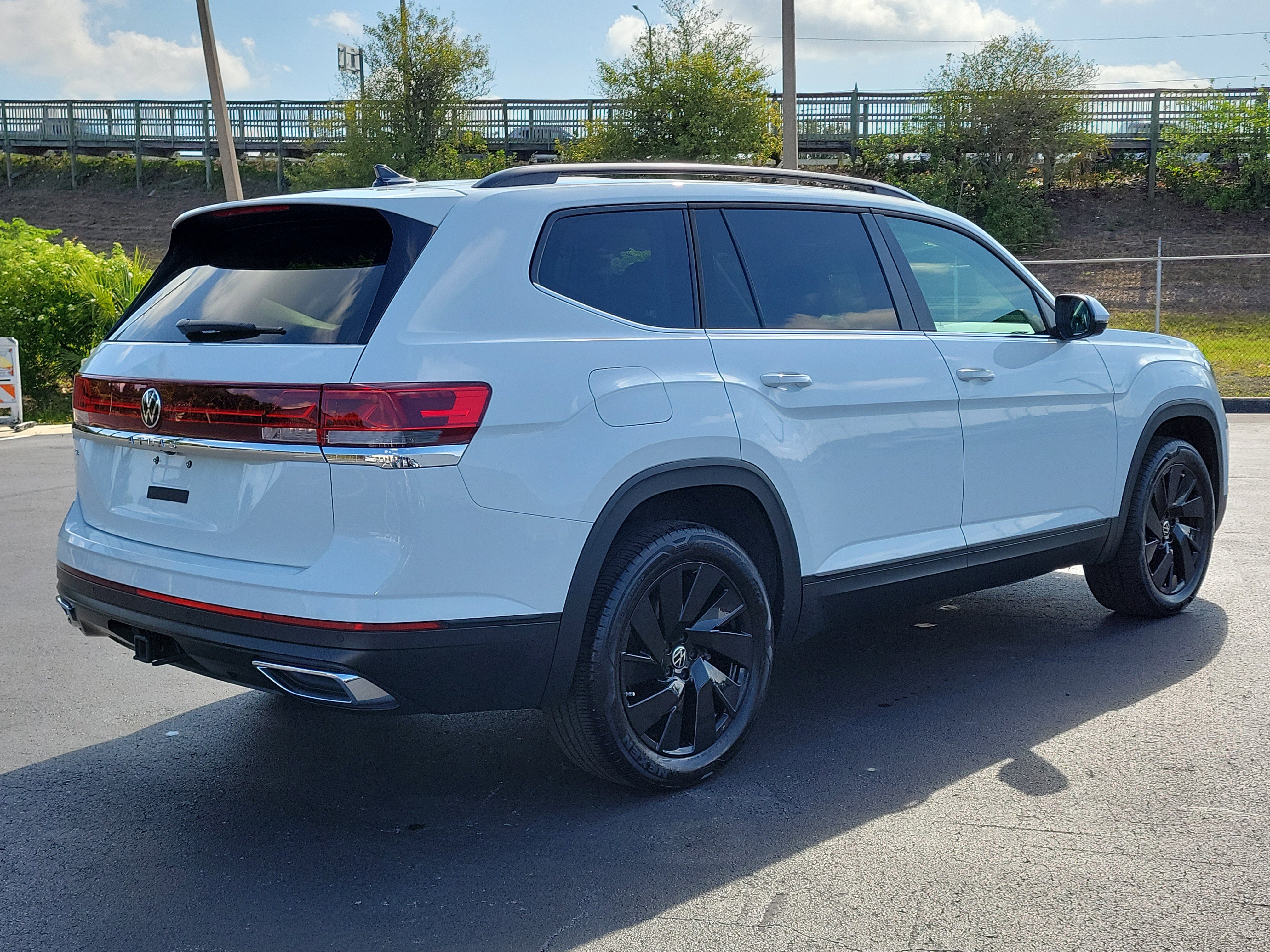 Used 2025 Volkswagen Atlas SE FWD image 3
