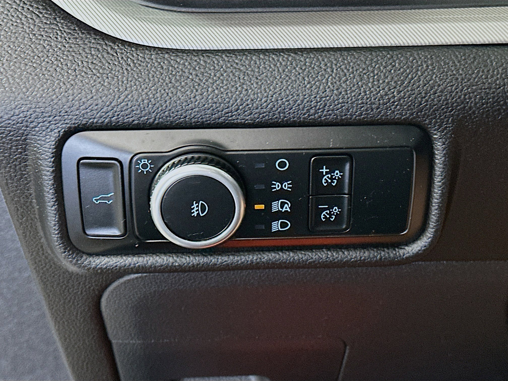 Used 2023 Ford Explorer XLT w/ Equipment Group 202A RWD image 16