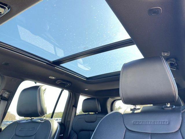 Used 2023 Jeep Grand Cherokee Overland w/ Luxury Tech Group IV AWD/4WD image 10