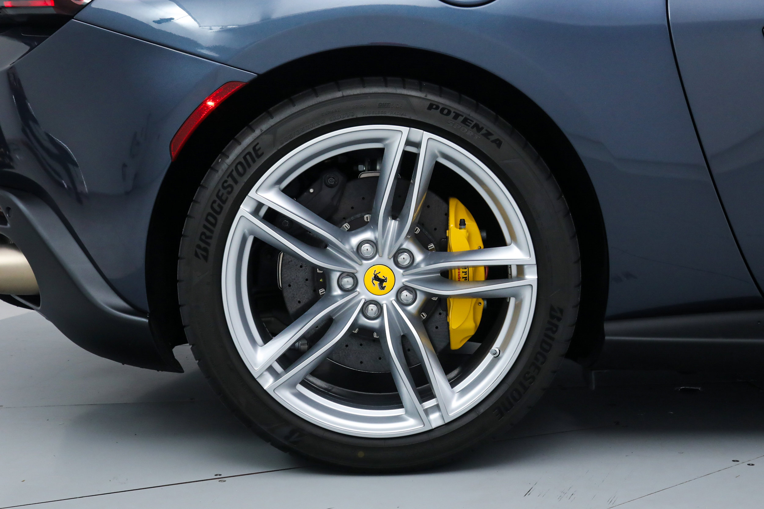 Certified 2025 Ferrari Roma Spider RWD image 41