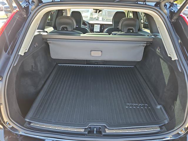Used 2022 Volvo XC60 B5 Momentum w/ Climate Package AWD/4WD image 55