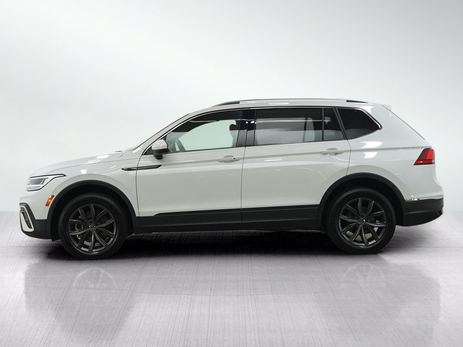 Used 2024 Volkswagen Tiguan SE AWD/4WD image 2