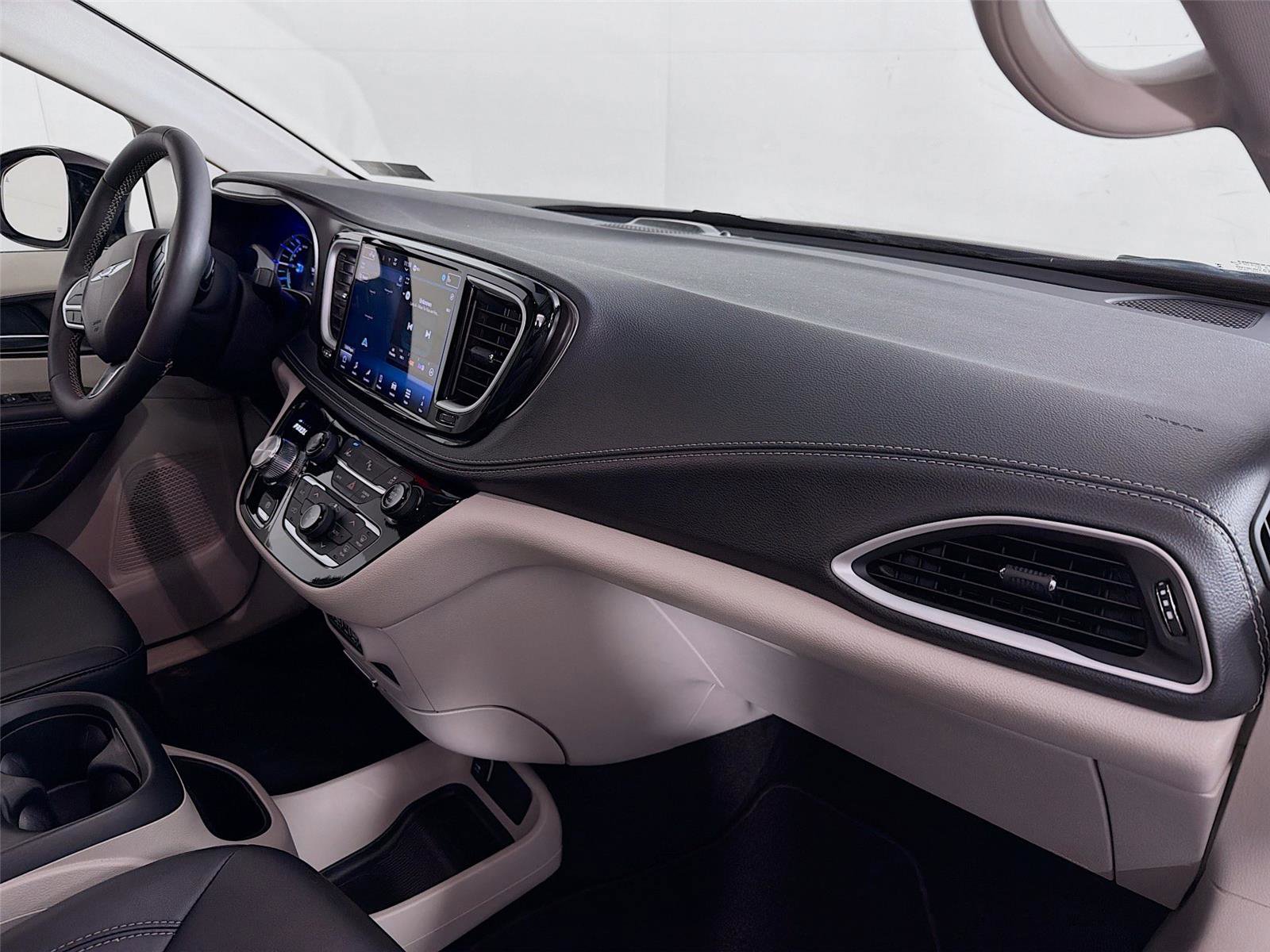 Used 2024 Chrysler Pacifica Select image 29