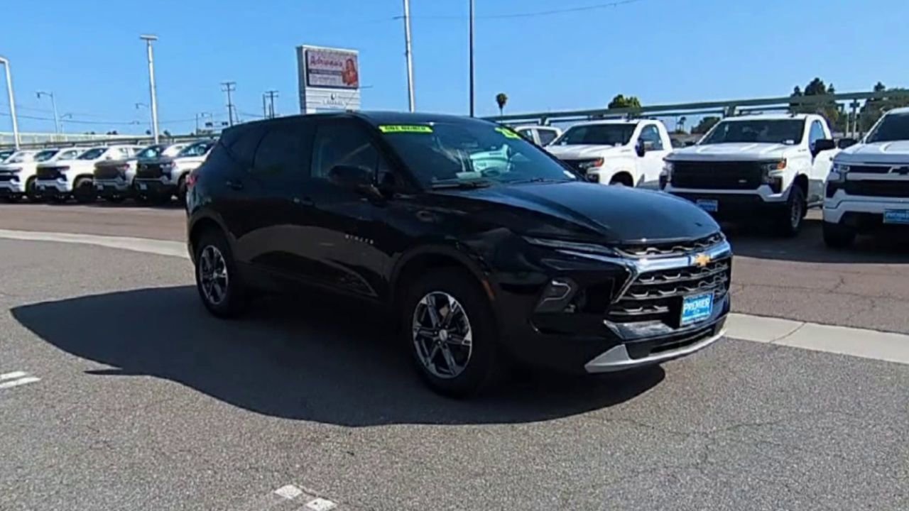 Certified 2025 Chevrolet Blazer LT AWD/4WD image 2
