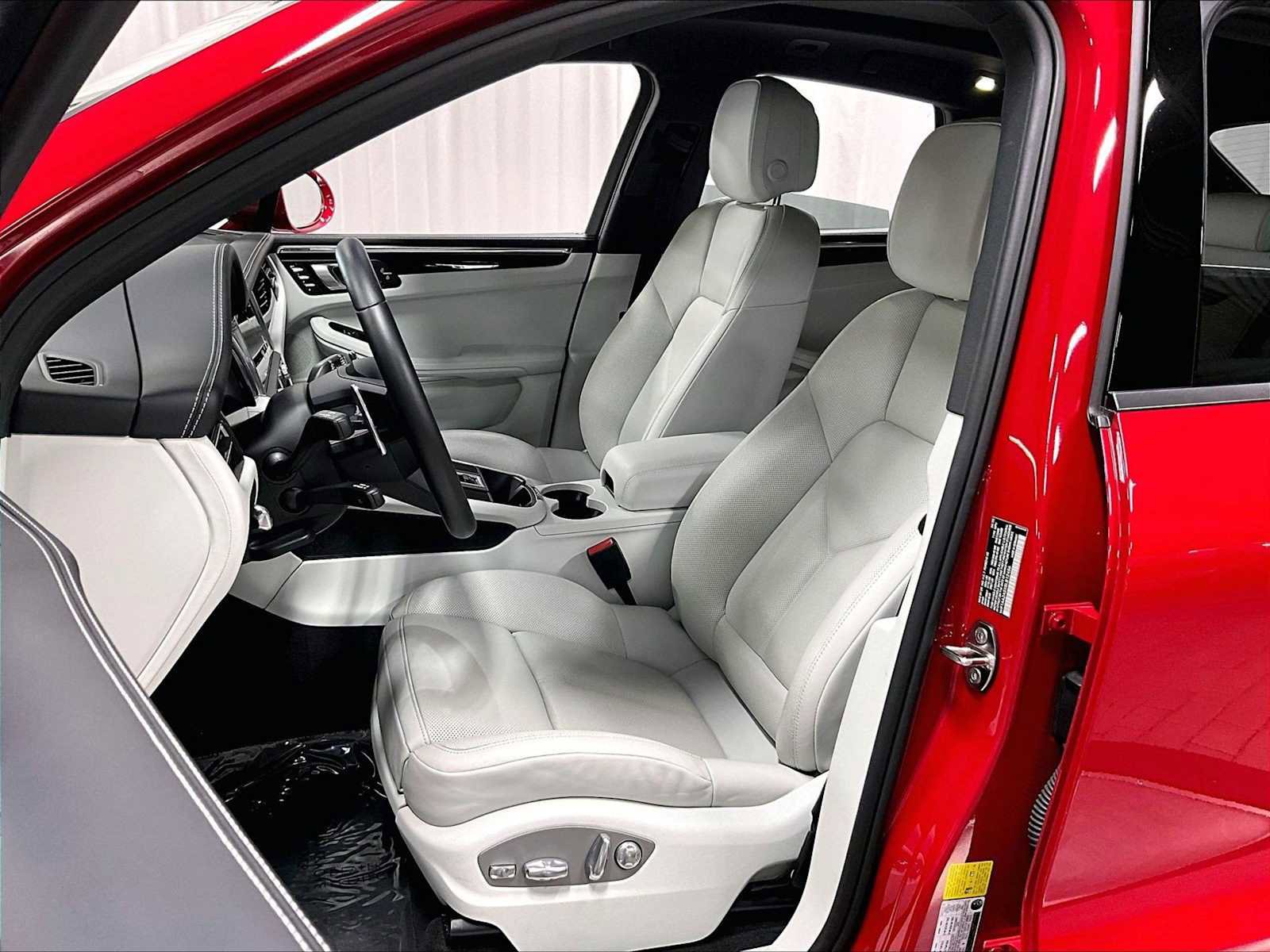 Used 2025 Porsche Macan image 7
