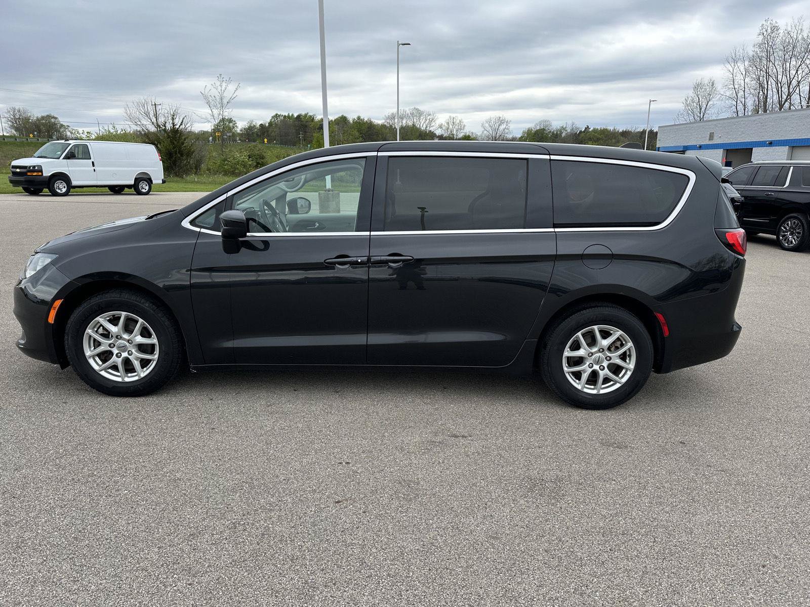 Used 2023 Chrysler Voyager LX FWD image 2