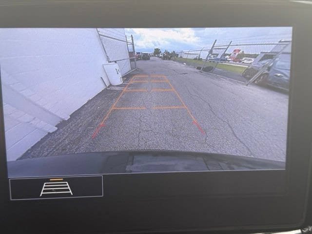 Used 2021 Chevrolet Traverse LT FWD image 2