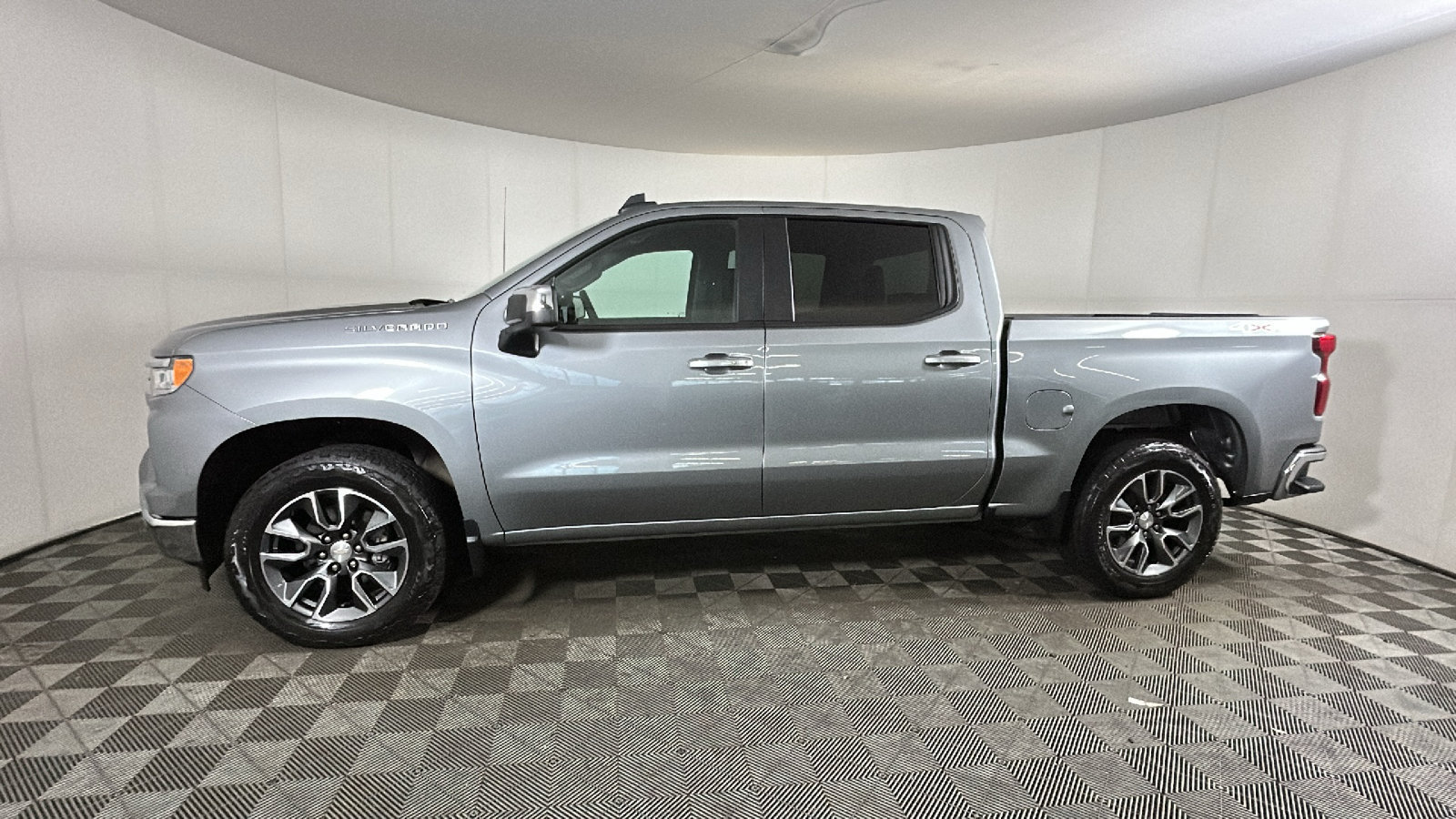 Used 2024 Chevrolet Silverado 1500 LT AWD/4WD image 7