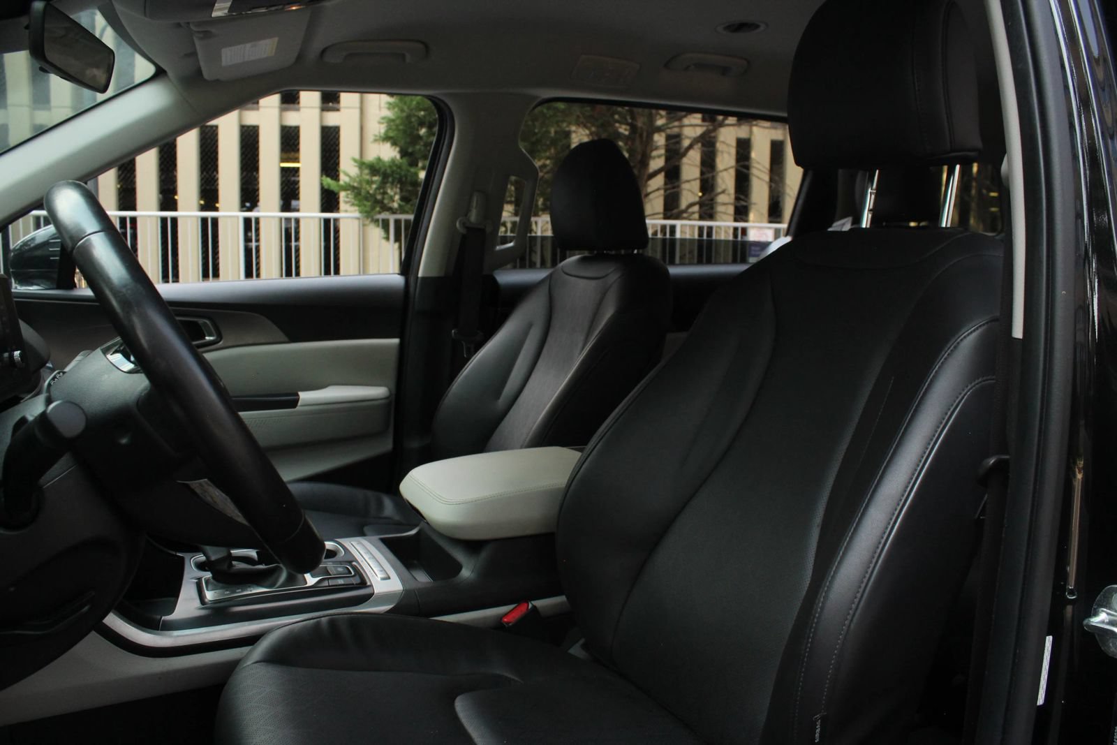 Used 2024 Kia Carnival LX FWD image 16