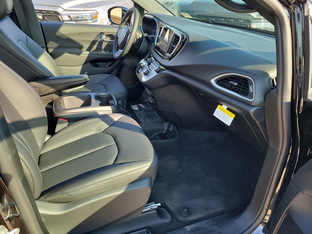 New 2025 Chrysler Voyager LX image 8