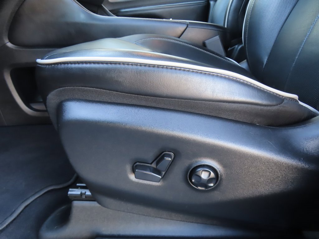 Certified 2025 Chrysler Pacifica Limited image 8