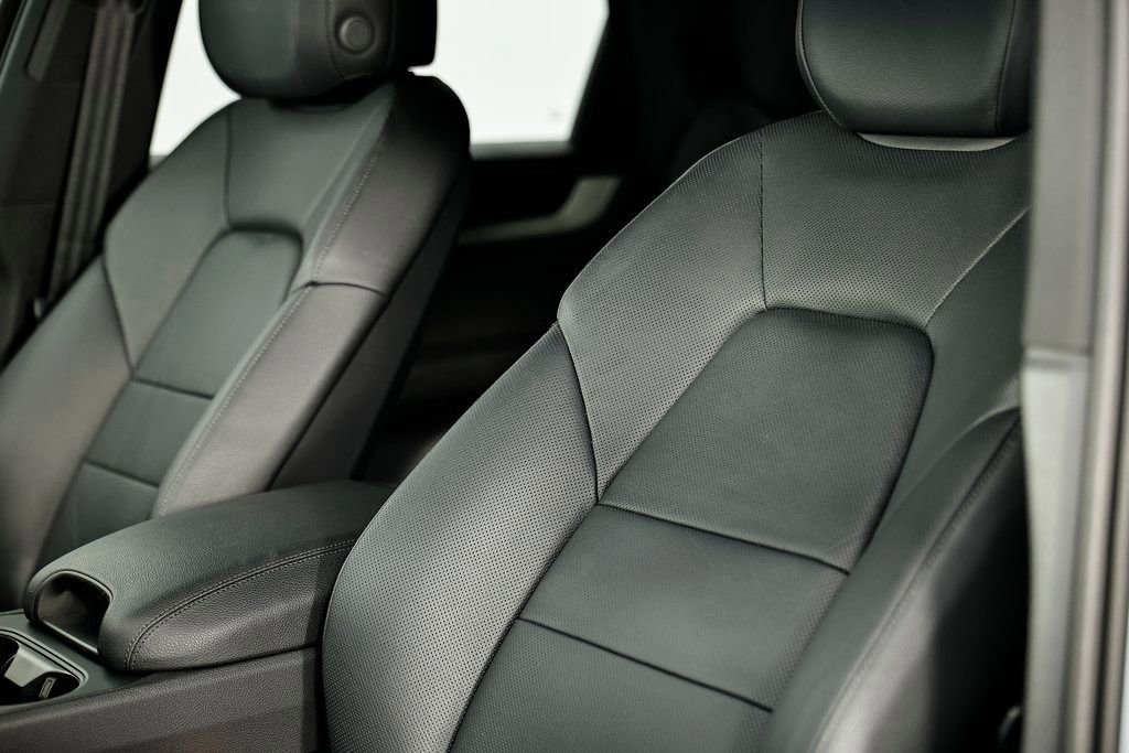 Certified 2025 Porsche Cayenne AWD/4WD image 23