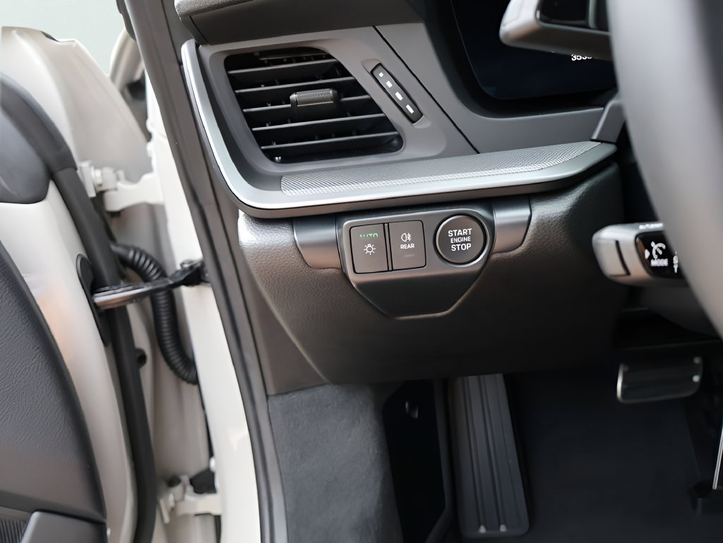 Certified 2025 Porsche 911 Carrera RWD image 31