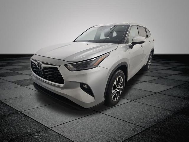 Used 2022 Toyota Highlander XLE image 3