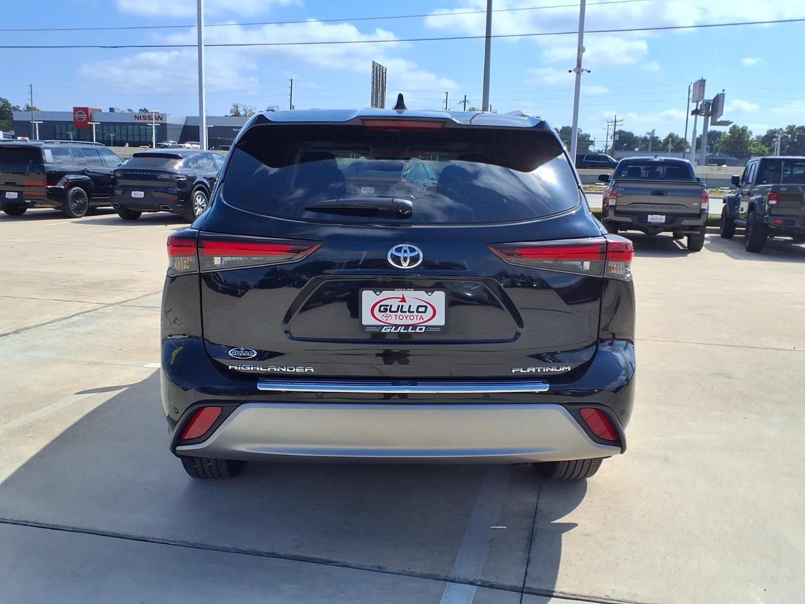 Certified 2024 Toyota Highlander Platinum FWD image 6