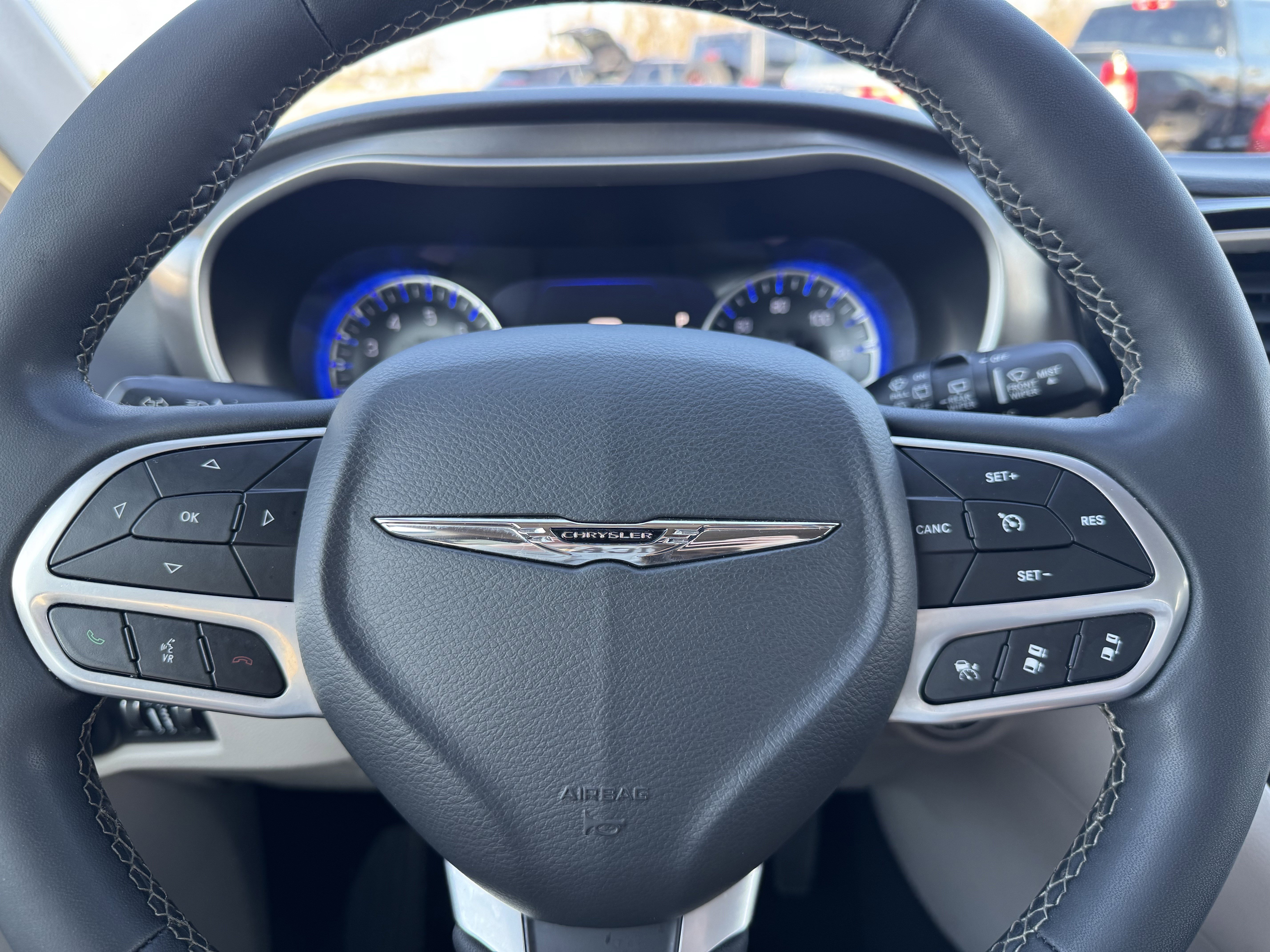 Used 2023 Chrysler Pacifica Touring-L image 9