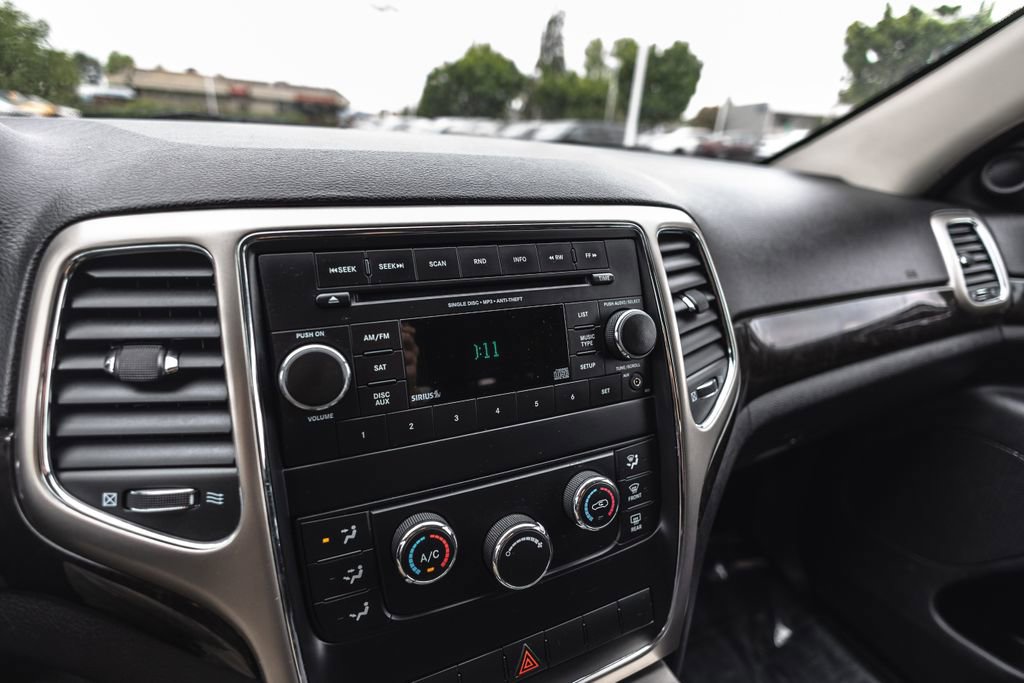 Used 2012 Jeep Grand Cherokee Laredo w/ Laredo E Group AWD/4WD image 14