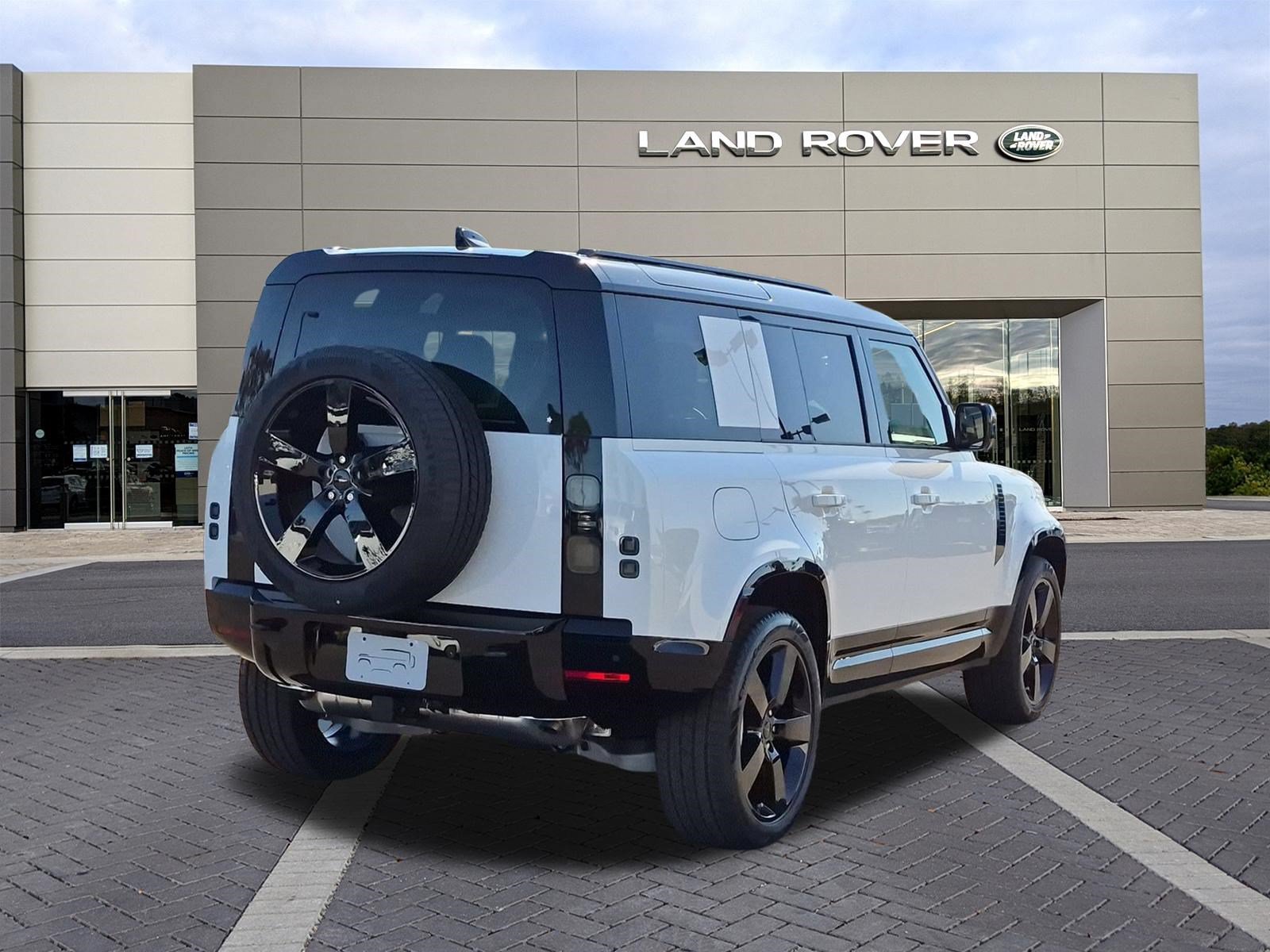 New 2026 Land Rover Defender 110 X-Dynamic SE AWD/4WD image 5