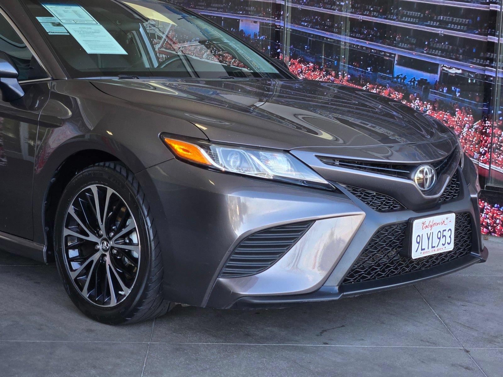 Used 2018 Toyota Camry SE FWD image 2