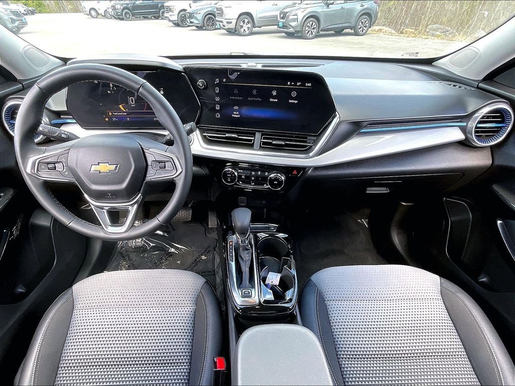 Used 2025 Chevrolet Trax LT w/ LT Convenience Package FWD image 20