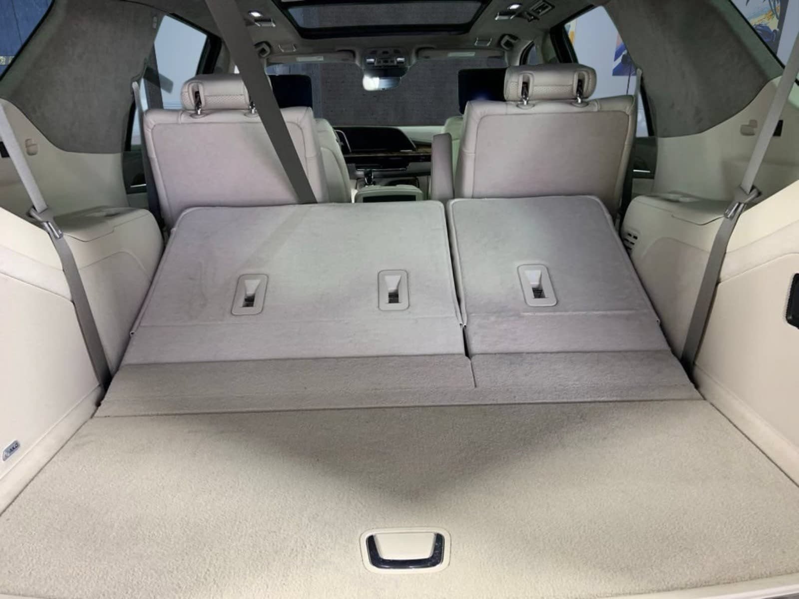 Used 2024 Cadillac Escalade Sport Platinum w/ LPO, ONYX Package AWD/4WD image 12