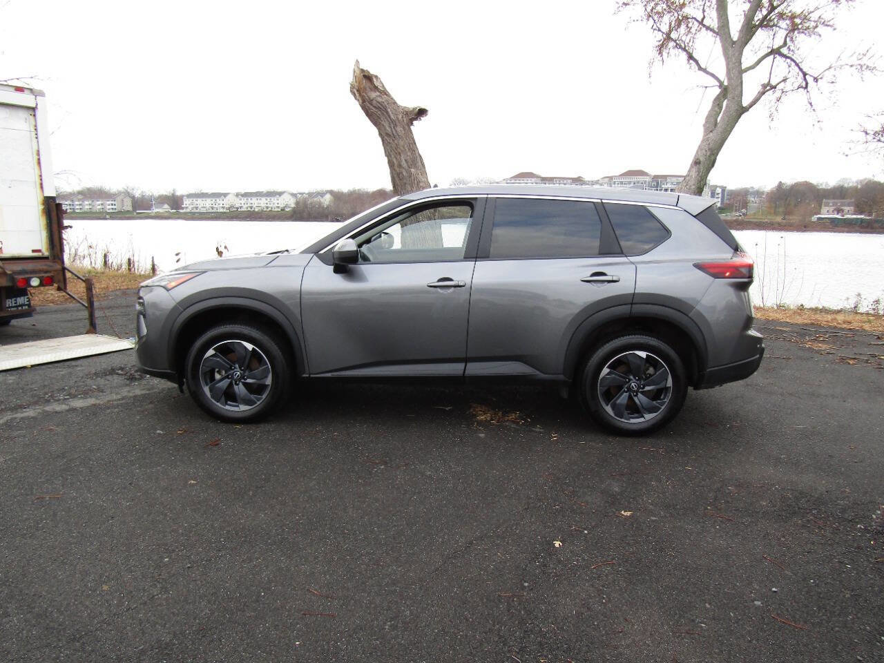 Used 2025 Nissan Rogue SV image 4