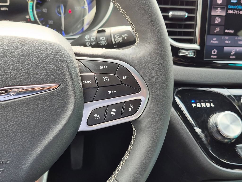 Used 2025 Chrysler Pacifica Select FWD image 16