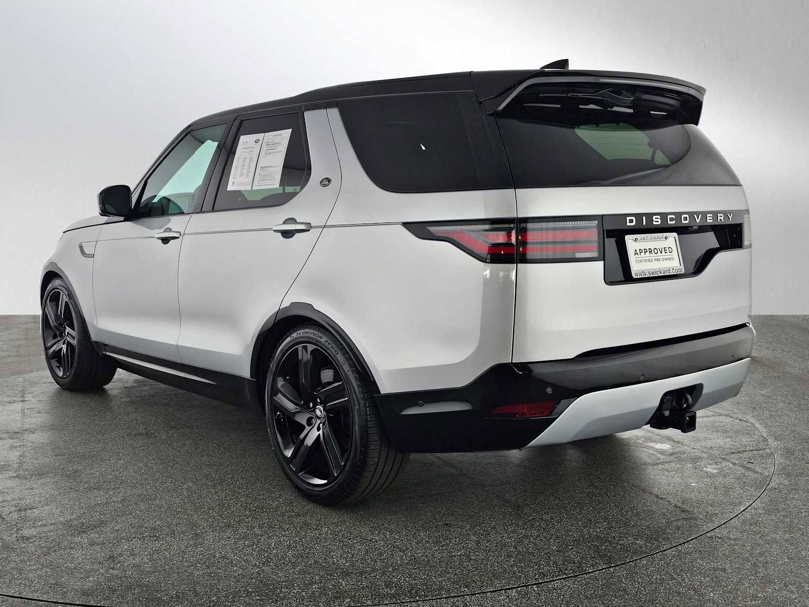Used 2024 Land Rover Discovery Metropolitan Edition image 3