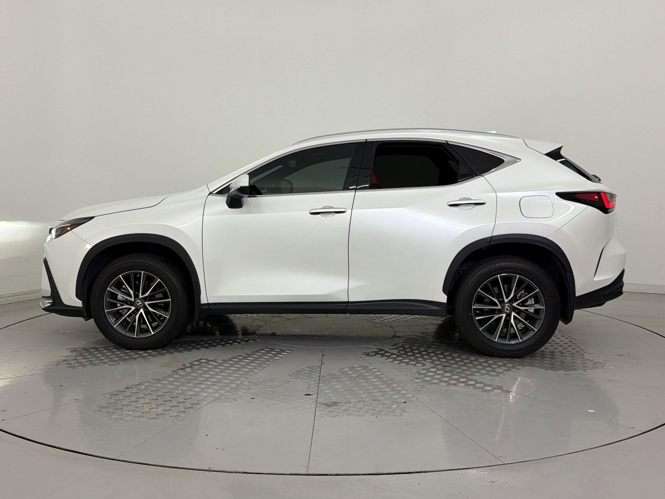 Used 2023 Lexus NX 250 FWD image 2
