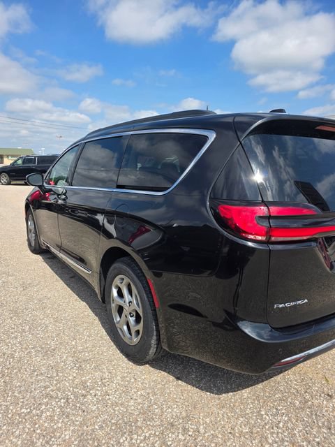 Used 2023 Chrysler Pacifica Limited FWD image 6