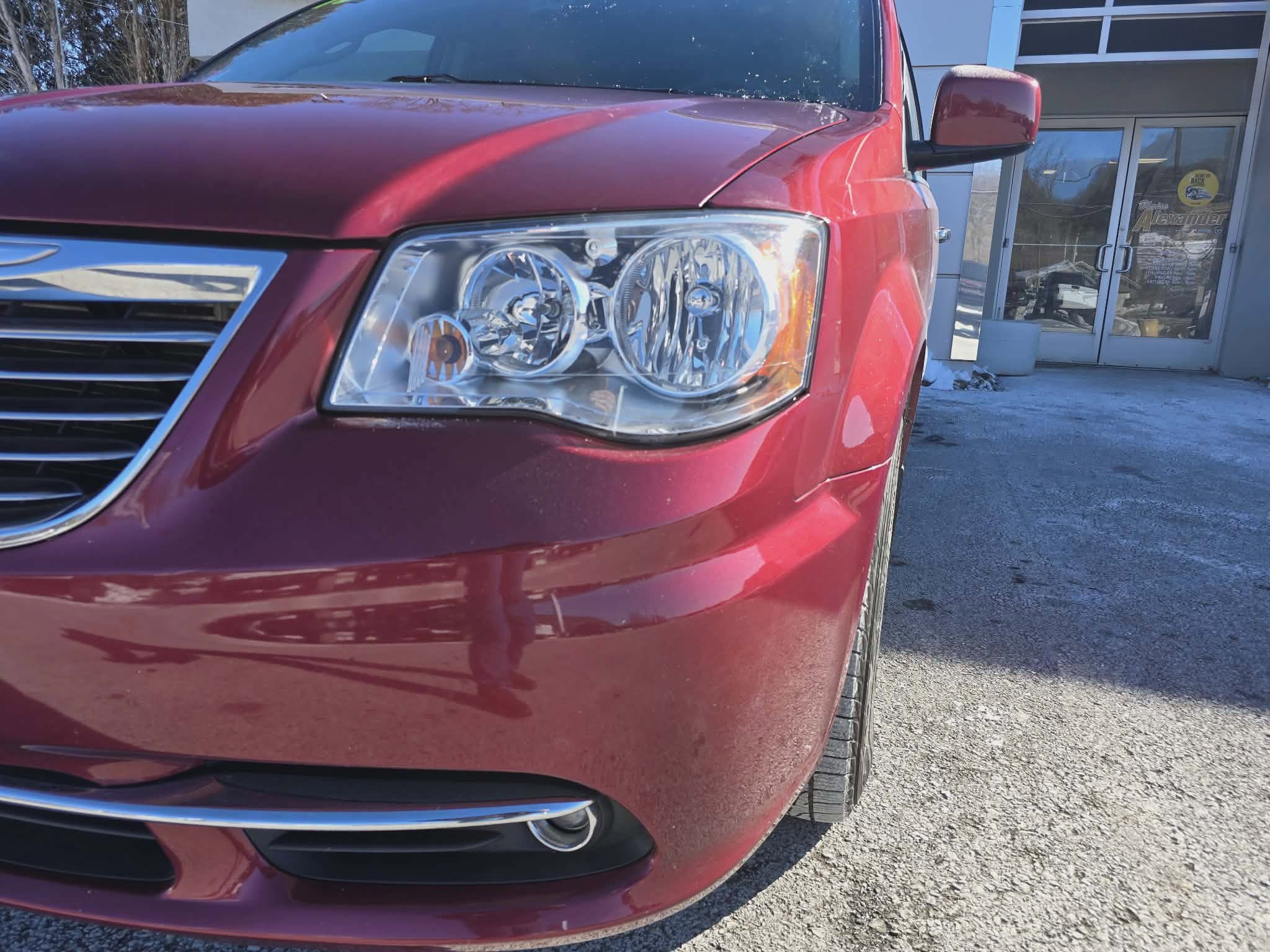 Used 2015 Chrysler Town & Country Touring w/ Driver Convenience Group image 9