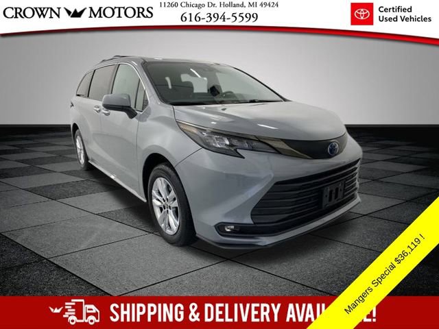 Used 2022 Toyota Sienna XLE Woodland Edition image 1