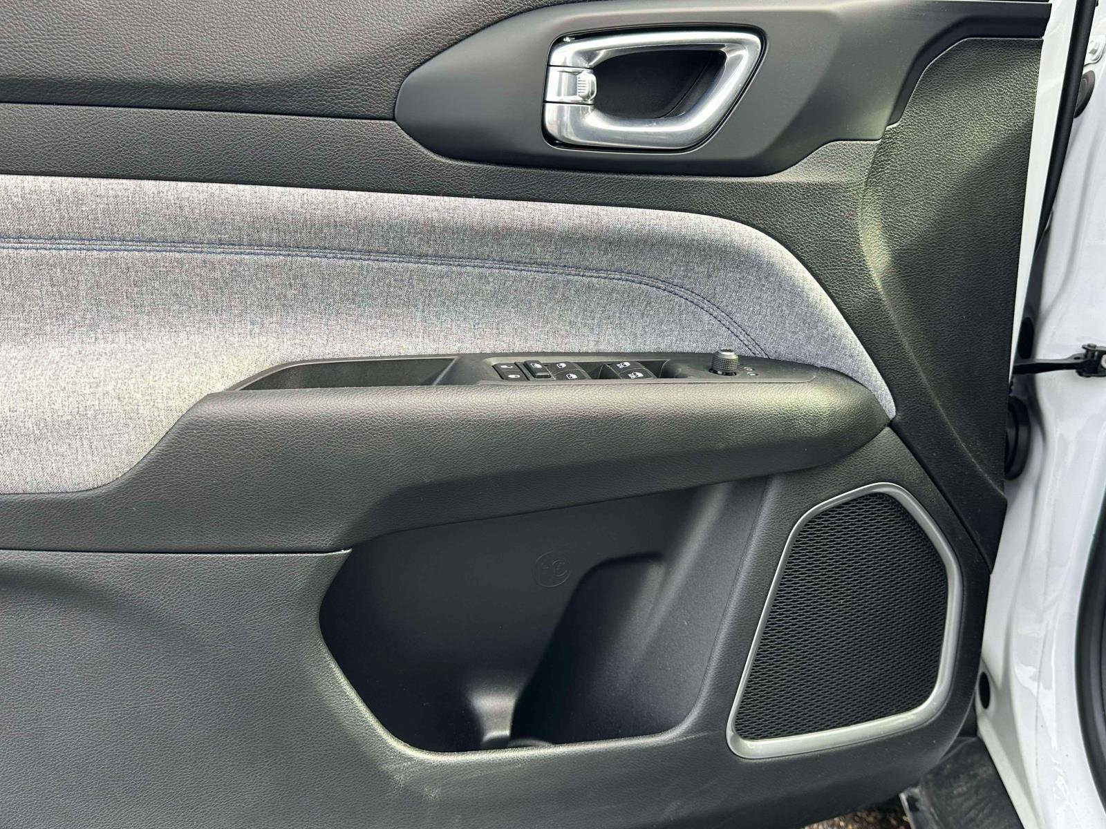 Used 2023 Jeep Compass Latitude w/ Convenience Group image 17