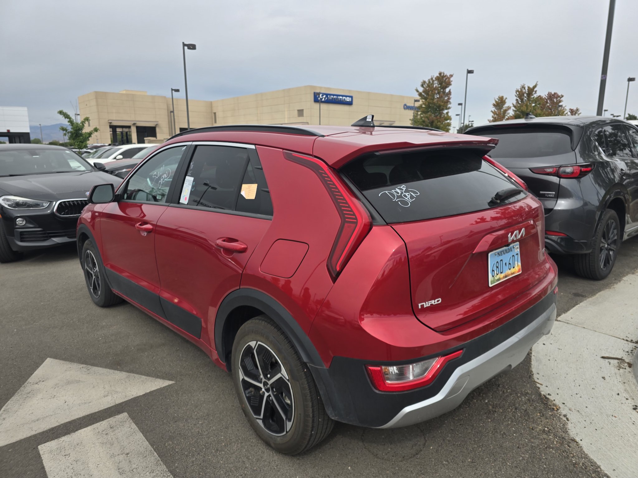 Used 2025 Kia Niro LX FWD image 3