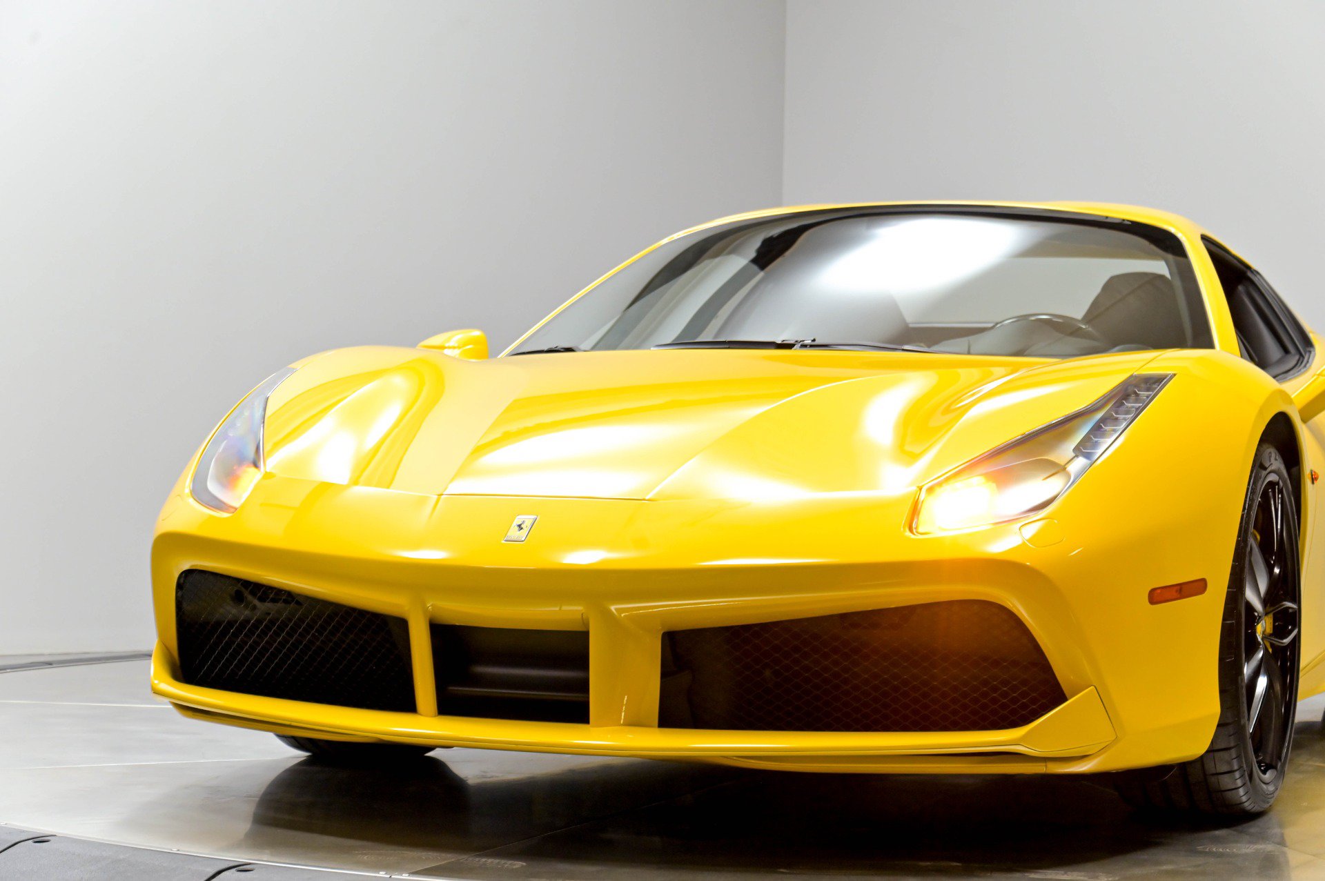 Used 2017 Ferrari 488 Spider RWD image 99