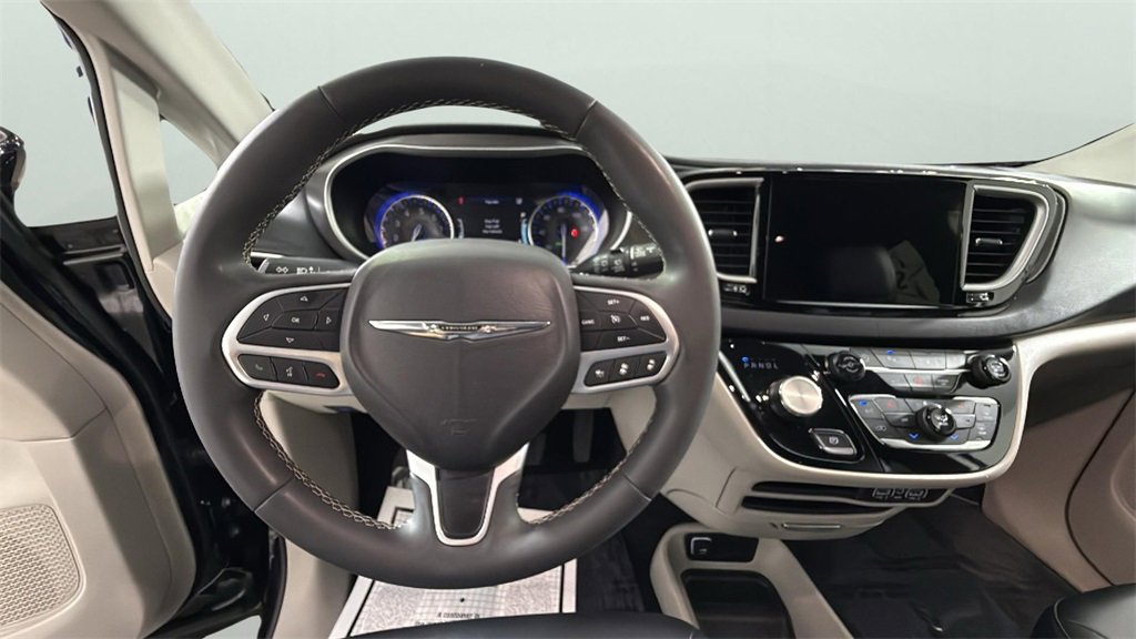 Used 2024 Chrysler Pacifica Touring-L image 19