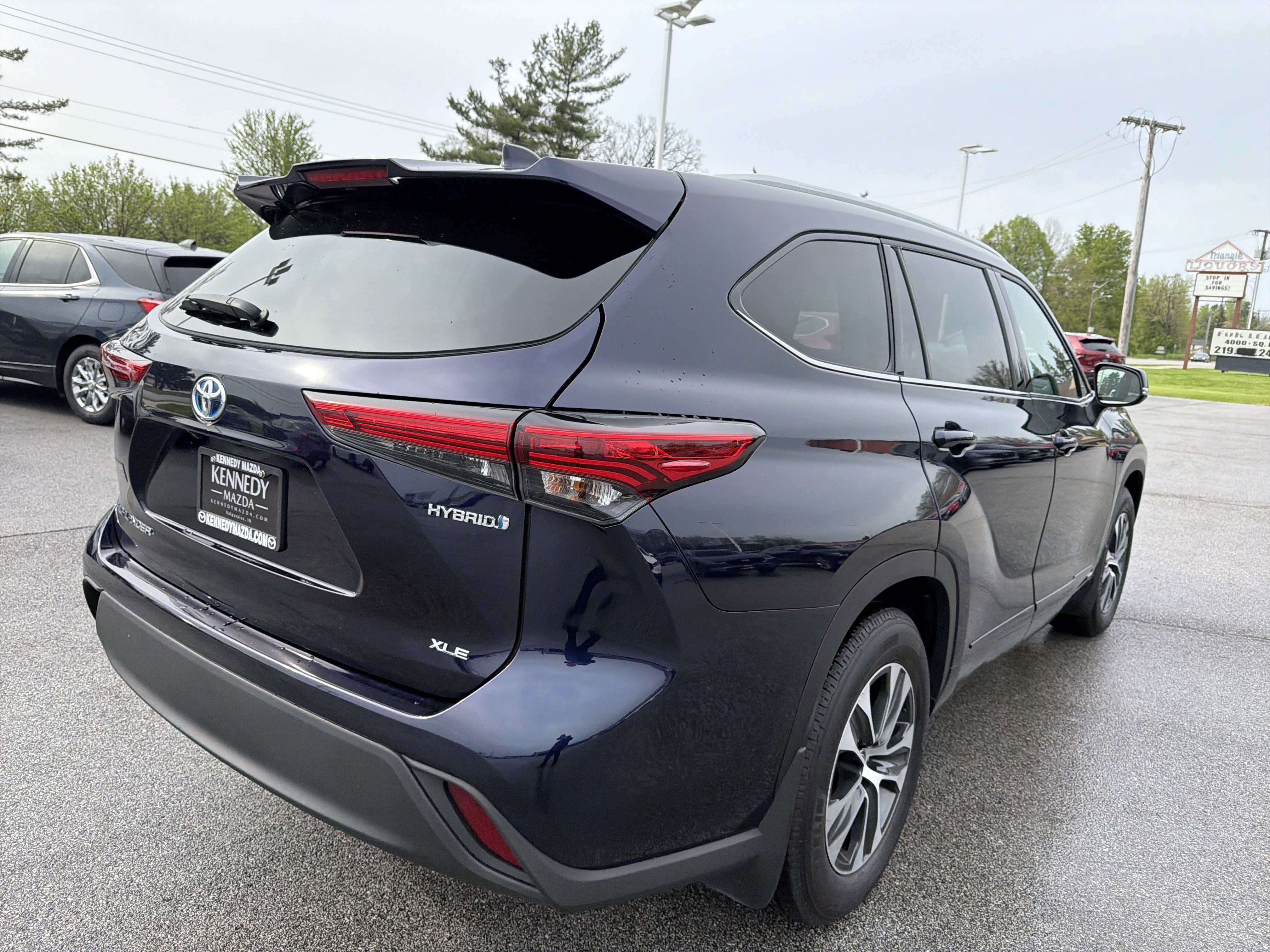 Used 2022 Toyota Highlander XLE AWD/4WD image 3