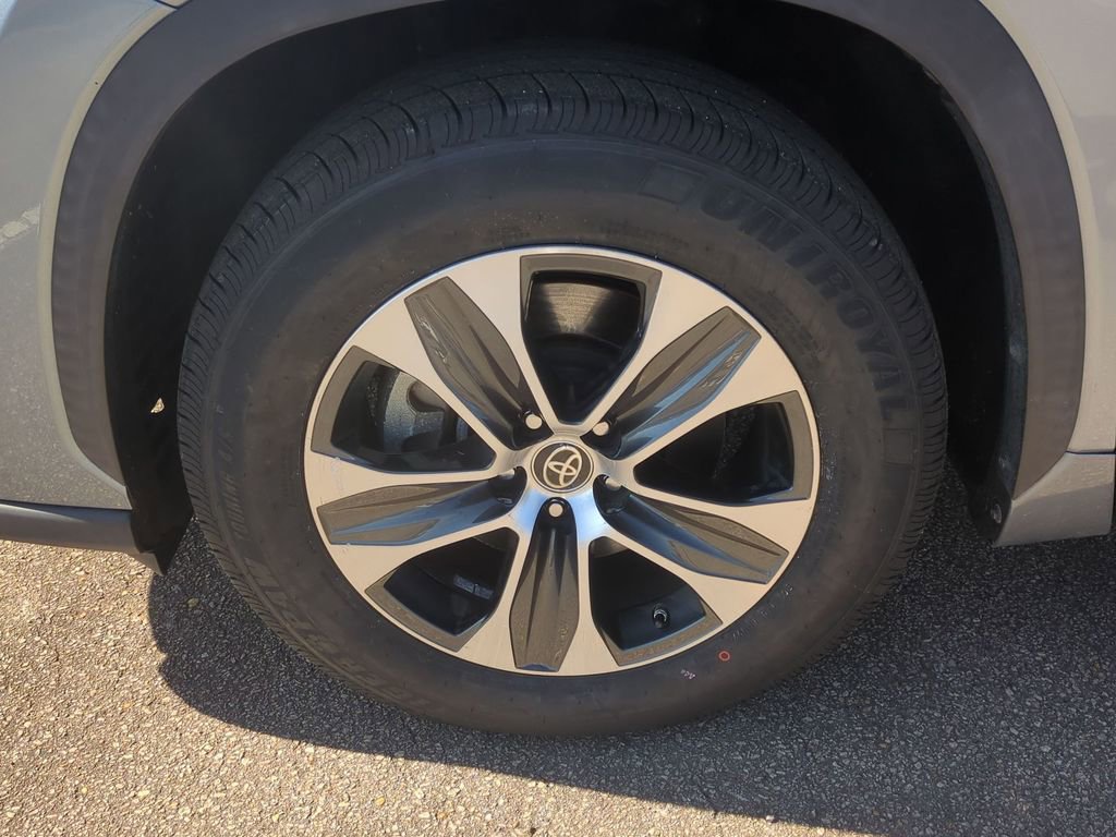 Used 2021 Toyota Highlander XLE image 9