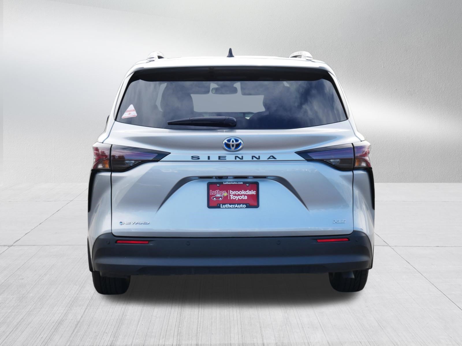 Used 2025 Toyota Sienna XLE w/ XLE Plus Package AWD/4WD image 6