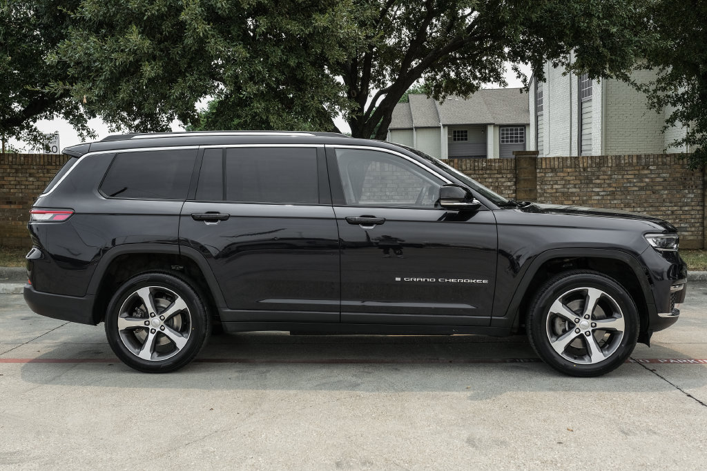 Used 2023 Jeep Grand Cherokee L Limited AWD/4WD image 14