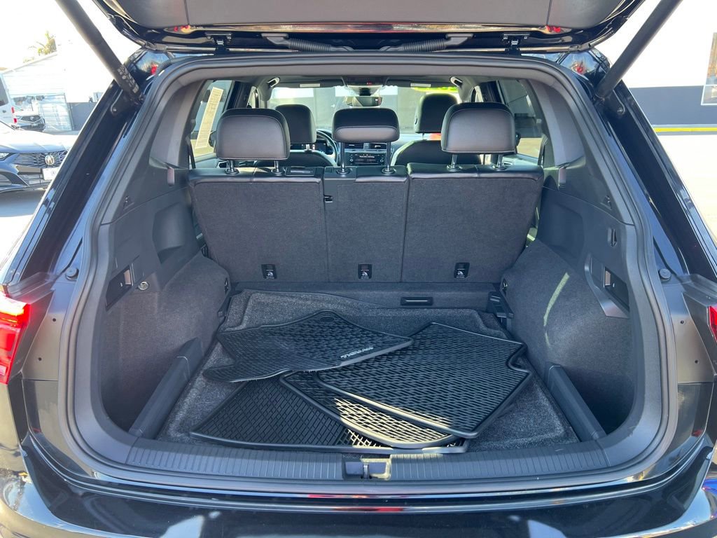 Used 2022 Volkswagen Tiguan SE R-Line AWD/4WD image 32