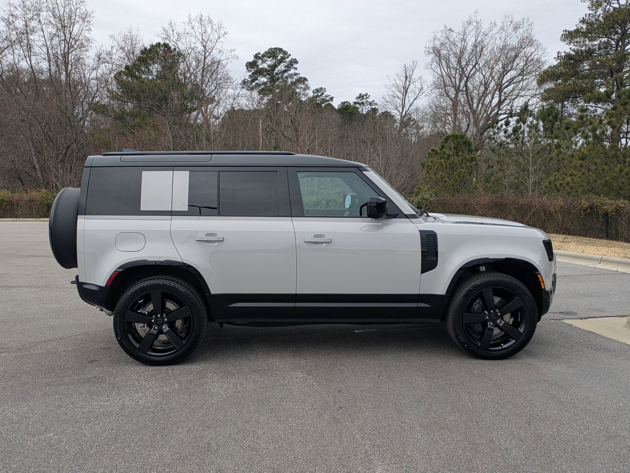 New 2026 Land Rover Defender 110 X-Dynamic SE image 4