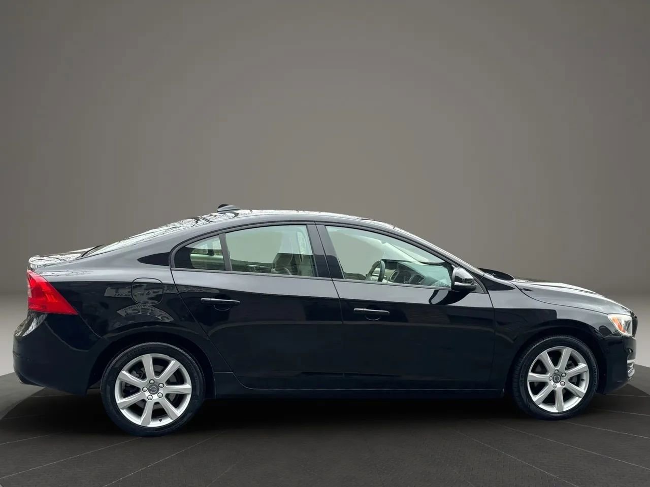 Used 2016 Volvo S60 T5 image 4