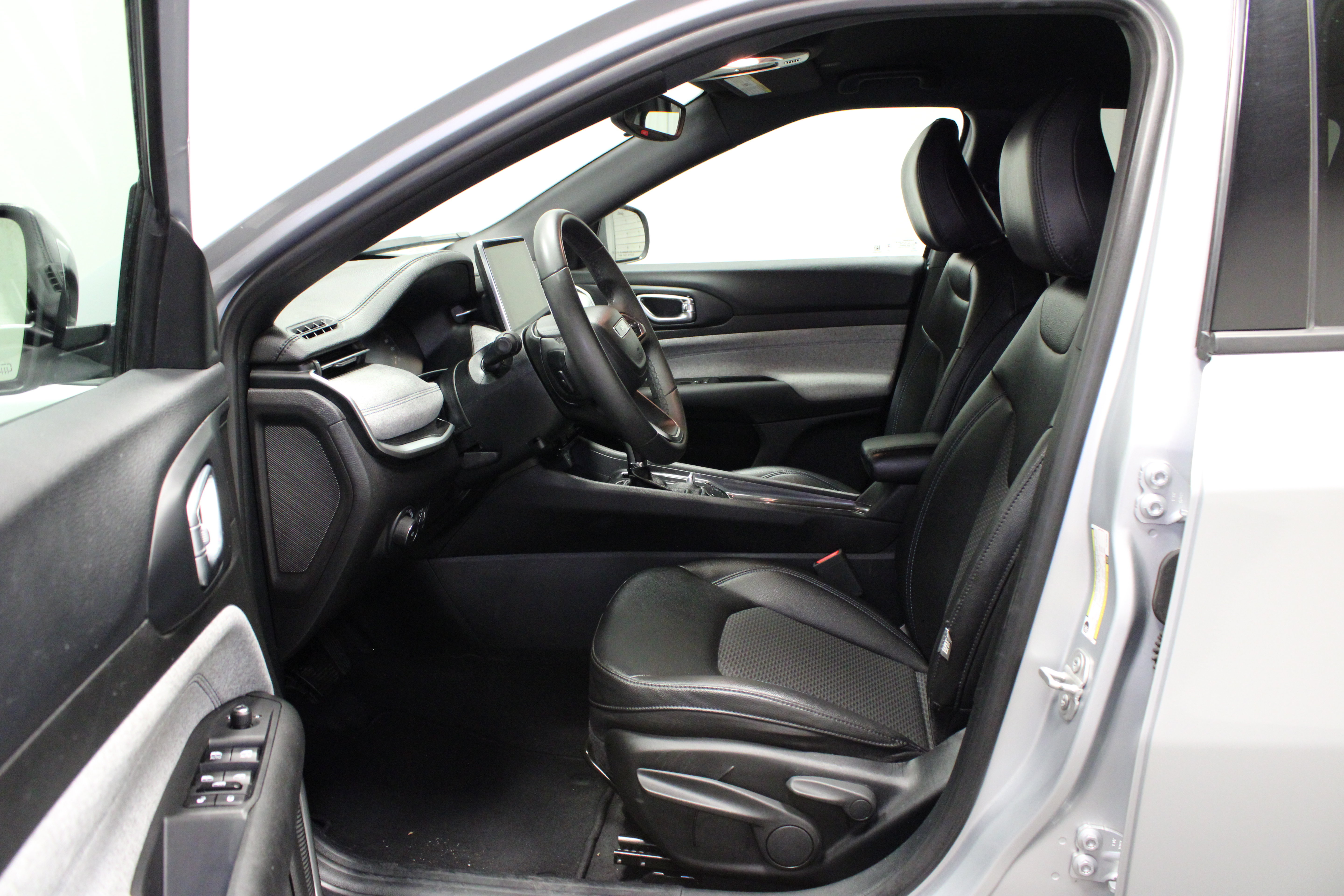 Used 2024 Jeep Compass Latitude AWD/4WD image 16
