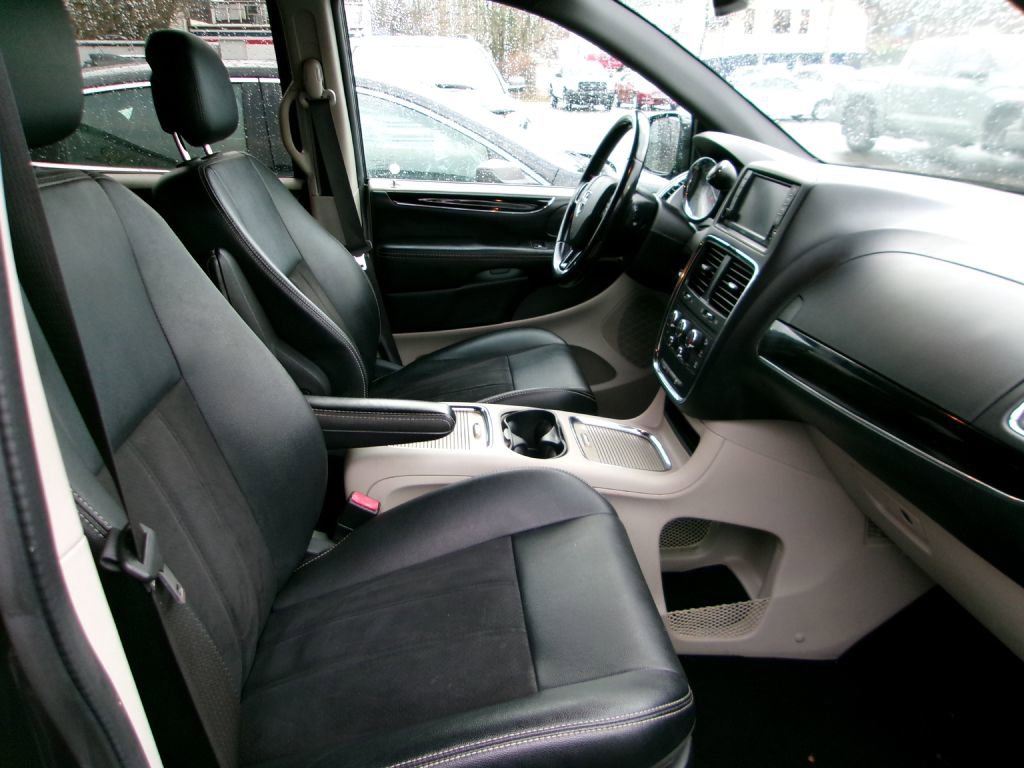 Used 2020 Dodge Grand Caravan SXT image 16